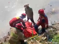 Geger Jasad Pria Ditemukan Tersangkut di Tepi Sungai Ciliwung Jaktim
