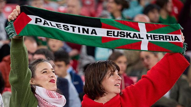 timnas basque,timnas palestina,laga uji coba,laga persahabatan BILBAO, SPAIN - NOVEMBER 15: Supporters react during the International Friendly match between Basque Country and Palestine at San Mames on November 15, 2025, in Bilbao, Spain. (Photo By Ricardo Larreina/Europa Press via Getty Images)