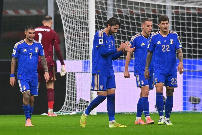 MILAN, ITALY - NOVEMBER 16:  Manuel Locatelli of Italy shows his dejection during the FIFA World Cup 2026 qualifier match between Italy  and Norway at San Siro Stadium on November 16, 2025 in Milan, Italy. (Photo by Alessandro Sabattini - FIGC/FIGC v