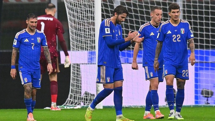 MILAN, ITALY - NOVEMBER 16:  Manuel Locatelli of Italy shows his dejection during the FIFA World Cup 2026 qualifier match between Italy  and Norway at San Siro Stadium on November 16, 2025 in Milan, Italy. (Photo by Alessandro Sabattini - FIGC/FIGC via Getty Images)