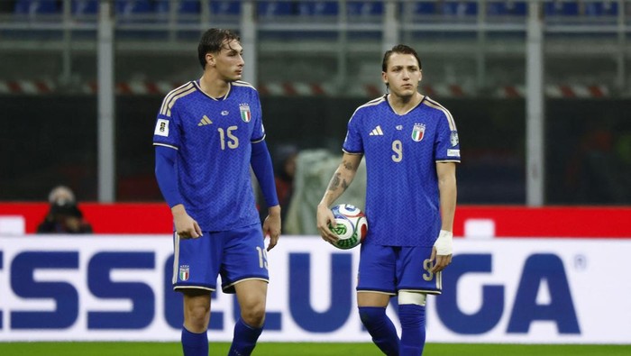 Soccer Football - World Cup - UEFA Qualifiers - Group I - Italy v Norway - San Siro, Milan, Italy - November 16, 2025 Italys Pio Esposito and Italys Mateo Retegui look dejected after Norways Erling Haaland scores their second goal REUTERS/Alessandro Garofalo