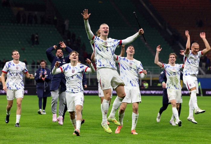 Soccer Football - World Cup - UEFA Qualifiers - Group I - Italy v Norway - San Siro, Milan, Italy - November 16, 2025 Norways Erling Haaland and teammates celebrate after the match REUTERS/Claudia Greco     TPX IMAGES OF THE DAY