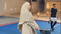 Tyas Mirasih Jawab Netizen Julid soal Main Padel Saat Perjalanan Umrah