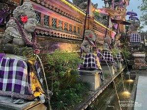 Disambut Percikan Air Suci Saat Liburan di Bali