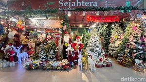 Dekorasi Natal Mulai Diburu Warga Surabaya