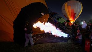Warna-warni Balon Udara Hiasi Langit Meksiko di Festival Internasional 2025