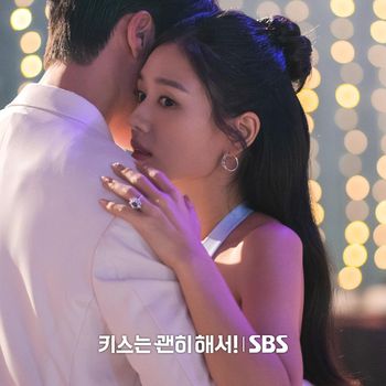 Ahn Eun Jin bertransformasi sebagai pegawai kantoran dalam drama Korea Dynamite Kiss. Melalui serial drama ini, ia berperan sebagai Go Da Rim, perempuan yang berpura-pura sudah menikah dan menjadi ibu agar mendapatkan pekerjaan di sebuah perusahaan produk bayi.