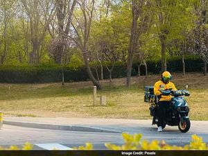 Dulu Bergaji Rp 117 Juta, Pria Ini Sekarang Jadi Pengantar Makanan