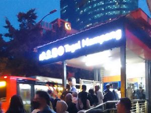 Antrean Penumpang TransJ di Halte Tegal Mampang Mengular Panjang Sore Ini