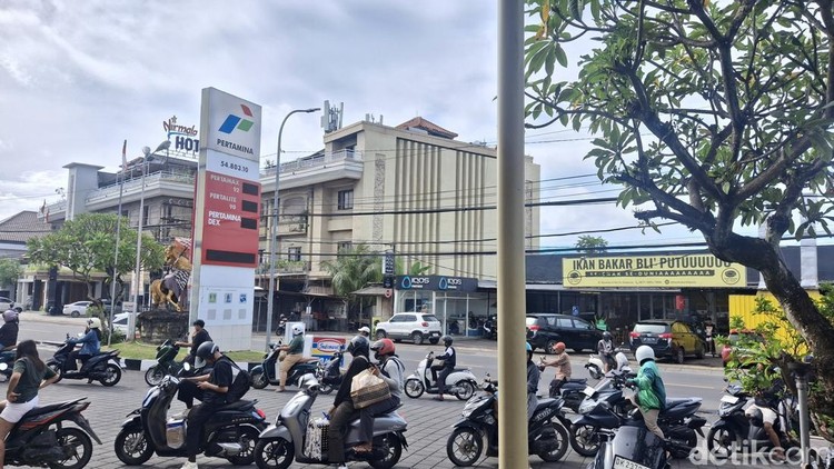 BBM di Bali Langka Picu Antrean Panjang, Bahlil: Dirut Pertamina Sudah di Sana