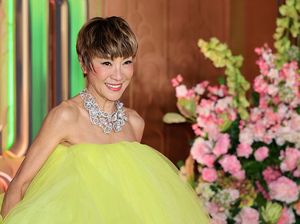 Transformasi Mengejutkan Michelle Yeoh Debut Pixie Cut di Premier Wicked