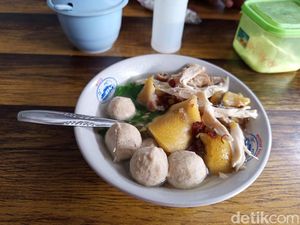 Uniknya Bakso Topping Suwiran Ayam Kampung di Muntilan Magelang