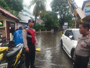 16 RT di Jakbar dan Jaksel Kebanjiran Sore Ini, Tinggi Air Capai 80 Cm