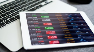 IHSG Menguat, PTDU Gelar Private Placement, dan TOTO Bagi Dividen