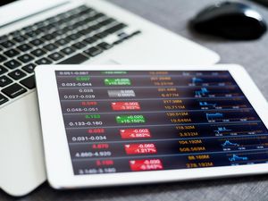 IHSG Menguat, PTDU Gelar Private Placement, dan TOTO Bagi Dividen