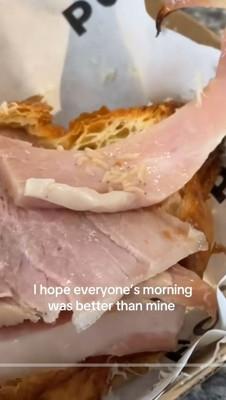 Croissant isi belatung Hii! 'Croissant Horor' Ini Berisi Belatung yang Masih Menggeliat