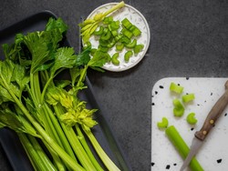 5 Manfaat Rebusan Daun Seledri Beserta Cara Membuat dan Aturan Konsumsinya