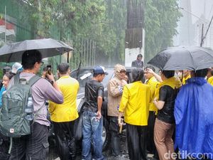 Sambil Hujan-hujanan, Mahasiswa Demo Tolak Pengesahan RKUHAP di DPR