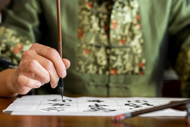 /Foto: Freepik.com/Freepik Bahasa Nüshu adalah sistem tulisan fonetik yang digunakan perempuan Jiangyong sebagai ruang komunikasi pribadi dan sarana ekspresi budaya.