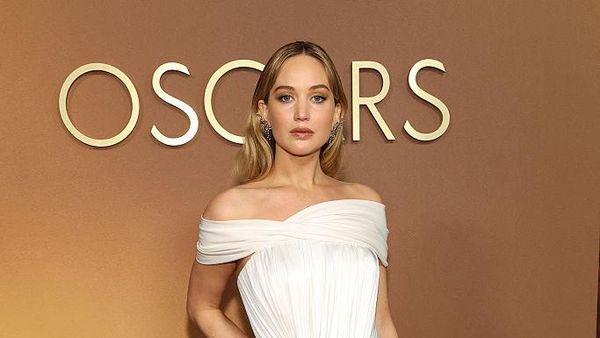 Gaya Anggunly Artis Pakai Gaun Putih, Cantik bak Dewi di Governors Awards