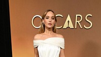 Foto: Jennifer Lawrence Pakai Gaun 'Popok', Perubahan Wajah Jadi Sorotan