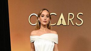 Foto: Jennifer Lawrence Pakai Gaun Popok, Perubahan Wajah Jadi Sorotan