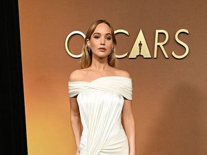Foto: Jennifer Lawrence Pakai Gaun Popok, Perubahan Wajah Jadi Sorotan
