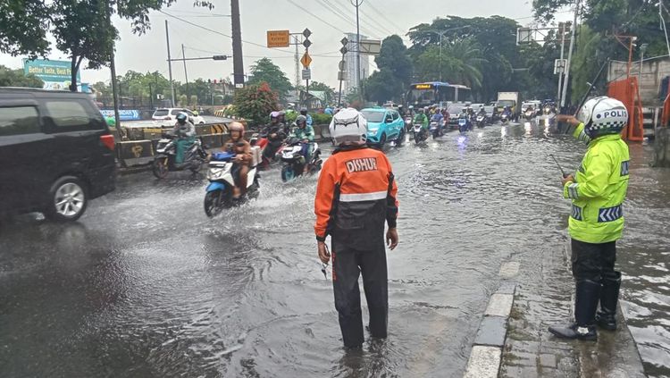 Daan Mogot Jakarta Barat Terendam Genangan, Lalu Lintas Macet Parah Usai Hujan