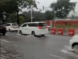 Jakarta Diguyur Hujan, Jalan Gerbang Pemuda Senayan Tergenang