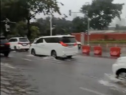 Jakarta Diguyur Hujan, Jalan Gerbang Pemuda Senayan Tergenang