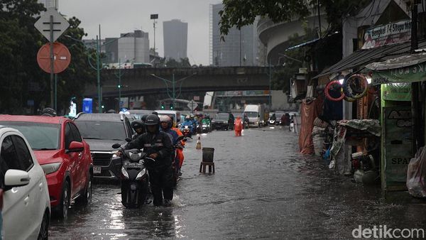 Hujan Guyur Jakarta, Jalan Terusan Rasuna Said Mampang Jaksel Tergenang