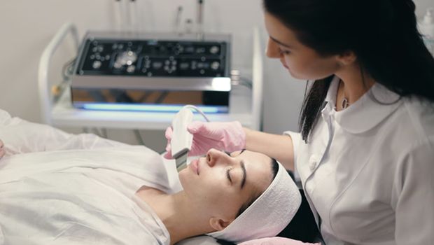 Pilihan antara treatment klinik dan skincare sering membingungkan, sehingga kita perlu memahami cara kerja dan efektivitas keduanya untuk menentukan mana yang paling tepat bagi kulit.