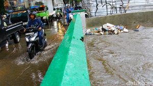 Hujan Deras Picu Luapan Kali Uwangan, Jalan Ciledug Raya Terendam