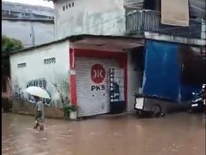 Kawasan Pasar Jagal Kemang Tergenang Banjir 50 Cm, Lalin Dialihkan