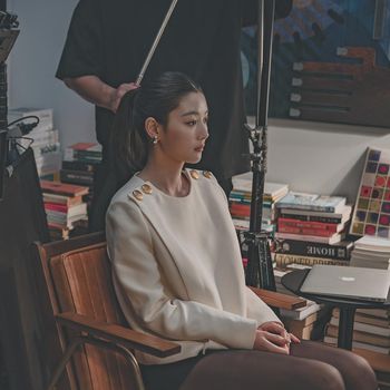 Kim Yoo Jung yang berperan sebagai aktris bernama Baek Ah Jin dalam drama Korea Dear X.