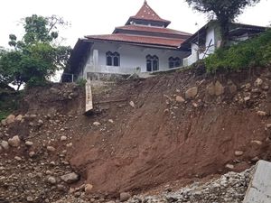 Abrasi Sungai Cipager Ancam Masjid Bersejarah Bawah Tanah Cirebon