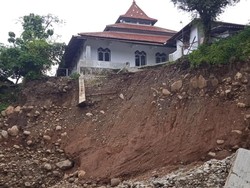 Abrasi Sungai Cipager Ancam Masjid Bersejarah Bawah Tanah Cirebon