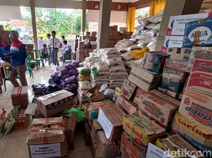 Bantuan Bedatangan di Posko Pengungsian Korban Longsor Cilacap