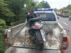 Sekeluarga Adu Banteng dengan Truk di Jombang, Suami Tewas-Istri & Anak Luka