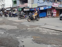 Simpang Jalan Tempuling-Tuasan Medan Tembung Rusak dan Bahayakan Pengendara