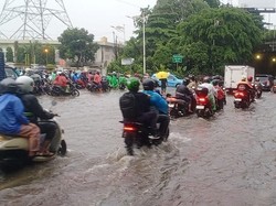 Ada Genangan di Terowongan Cawang, Lalu Lintas Padat