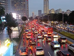 Jam Pulang Kerja Ditambah Hujan Baru Reda, Lalin di Semanggi Macet Panjang
