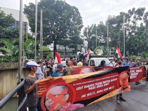 Massa Demo di MK Minta Asrul Sani Dipecat Buntut Tudingan Ijazah Palsu