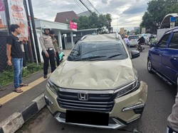 Diteriaki Mesum-Dikejar Warga, Mobil Disopiri Siswa SMA Terguling Ringsek