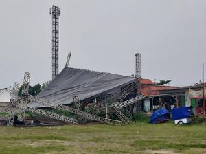 Panggung untuk HUT Desa Cilebut Barat Bogor Roboh Akibat Angin Kencang