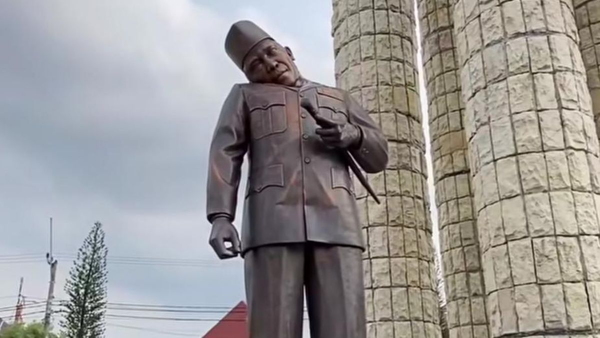 Viral Kepala Patung Soekarno di Indramayu Miring, Ini Penyebabnya