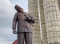 Viral Kepala Patung Soekarno di Indramayu Miring, Ini Penyebabnya