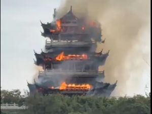 Turis Nyalakan Dupa Persembahan, eh Kuil Kuno Malah Kebakaran