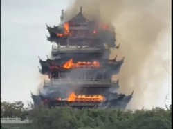 Turis Nyalakan Dupa Persembahan, eh Kuil Kuno Malah Kebakaran