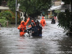 Video: Hujan Deras, Sejumlah Ruas Jalan di Jakarta Banjir